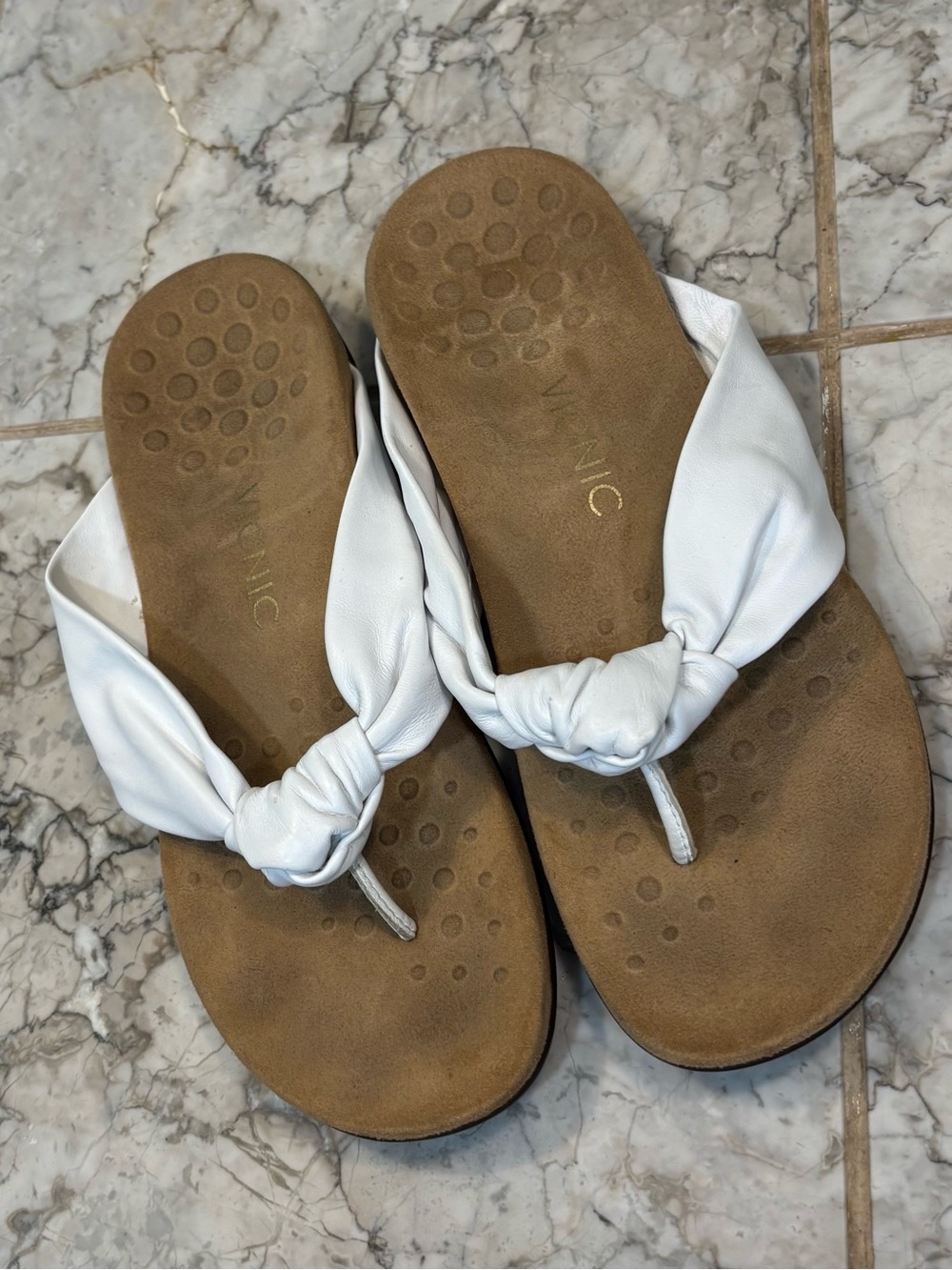 Vionic Pippa White Leather Thong Sandals Size 9 Arch Support Orthotic TVW5173